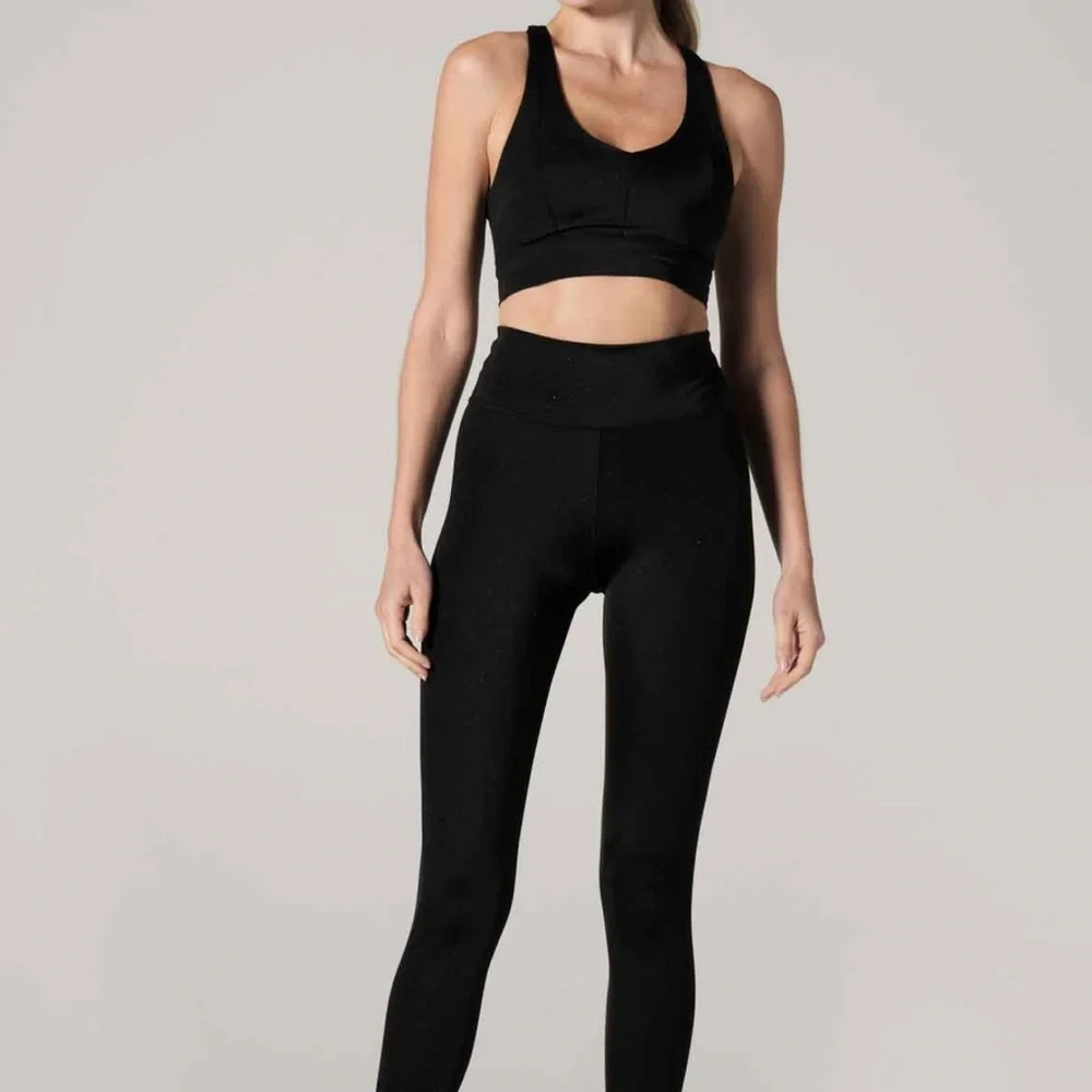Sleek Black Sports Bra with Stretchy Fabric